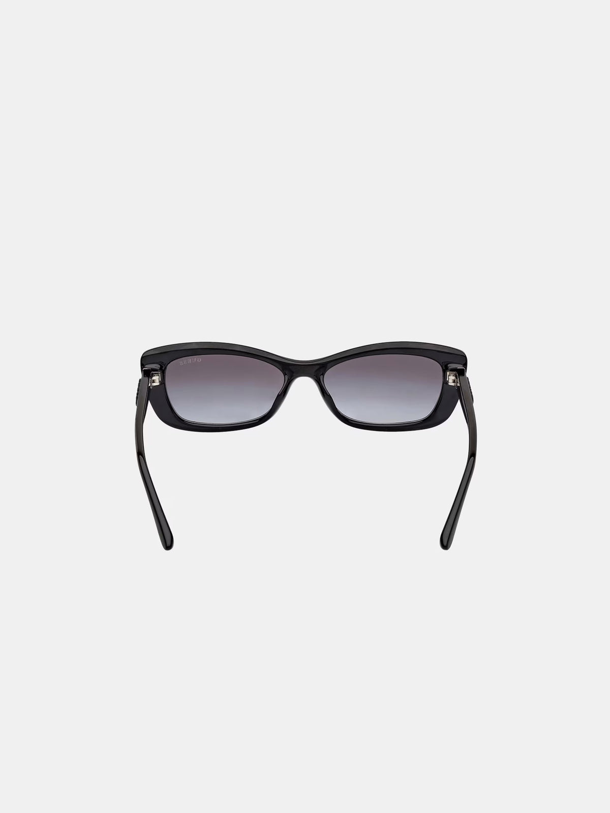 Lunettes de soleil rectangulaires GUESS – L’élégance minimaliste au service de votre style